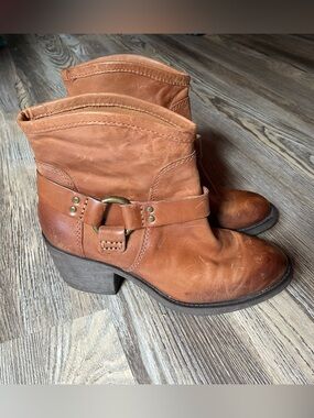 Lucky Brand Women's Tan Leather Ankle Boot with Buckle Detail, Iconic Y2K Style